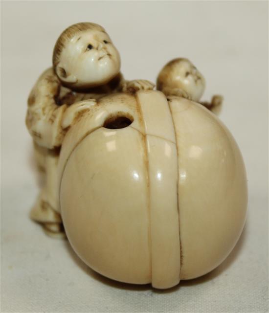 A Japanese ivory netsuke, Meiji period, 3.7 cm